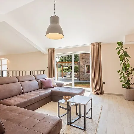 Luxurious Villa With Swimming Pool And Jacuzzi In Zminj Vila