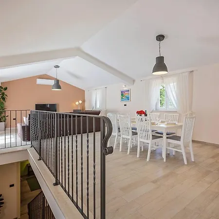Luxurious Villa With Swimming Pool And Jacuzzi In Zminj *