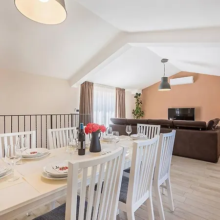 Luxurious Villa With Swimming Pool And Jacuzzi In Zminj *