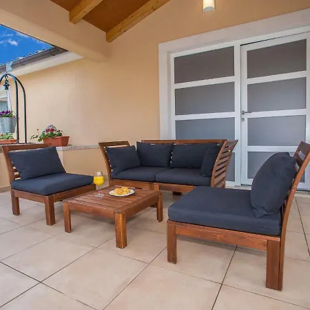 Luxurious Villa With Swimming Pool And Jacuzzi In Zminj Vila Nedescina