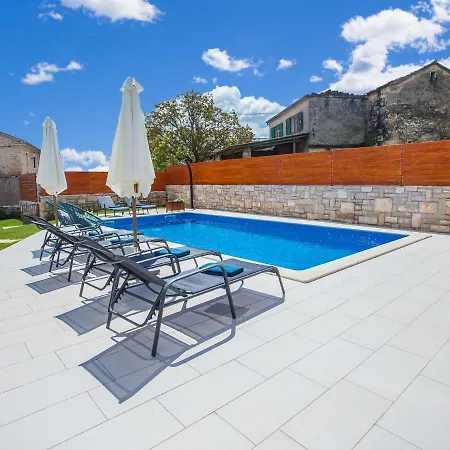 Luxurious Villa With Swimming Pool And Jacuzzi In Zminj Vila *