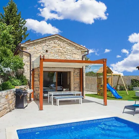 Luxurious Villa With Swimming Pool And Jacuzzi In Zminj Vila