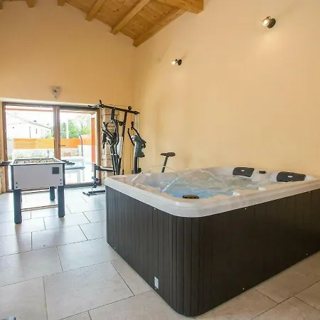 Vila Luxurious Villa With Swimming Pool And Jacuzzi In Zminj Nedescina