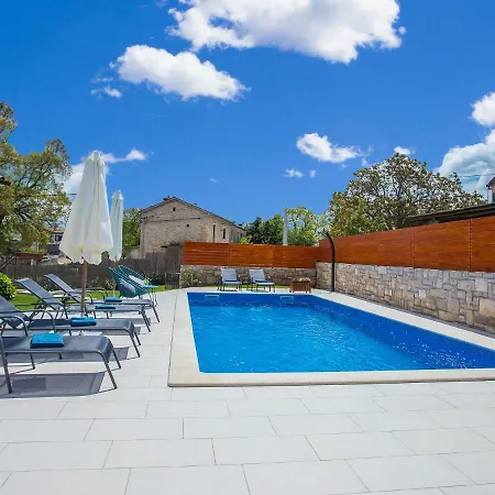 Vila Luxurious Villa With Swimming Pool And Jacuzzi In Zminj Nedescina