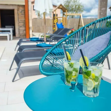 Luxurious Villa With Swimming Pool And Jacuzzi In Zminj Vila