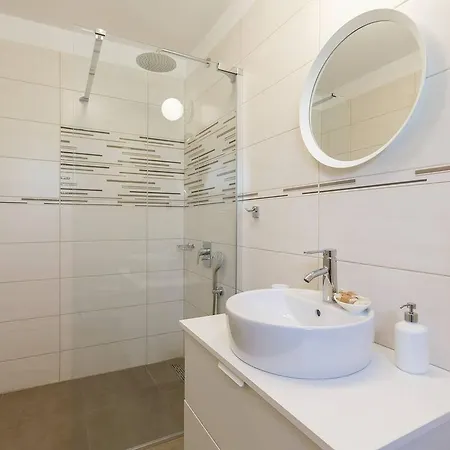 Luxurious Villa With Swimming Pool And Jacuzzi In Zminj