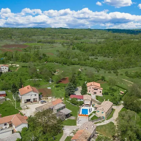 Luxurious Villa With Swimming Pool And Jacuzzi In Zminj فيلة *